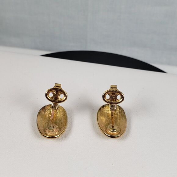 Vintage Crown Trifari 60s MCM White Enamel Egg Shape Gold Tone Clip On Earrings - Picture 10 of 12